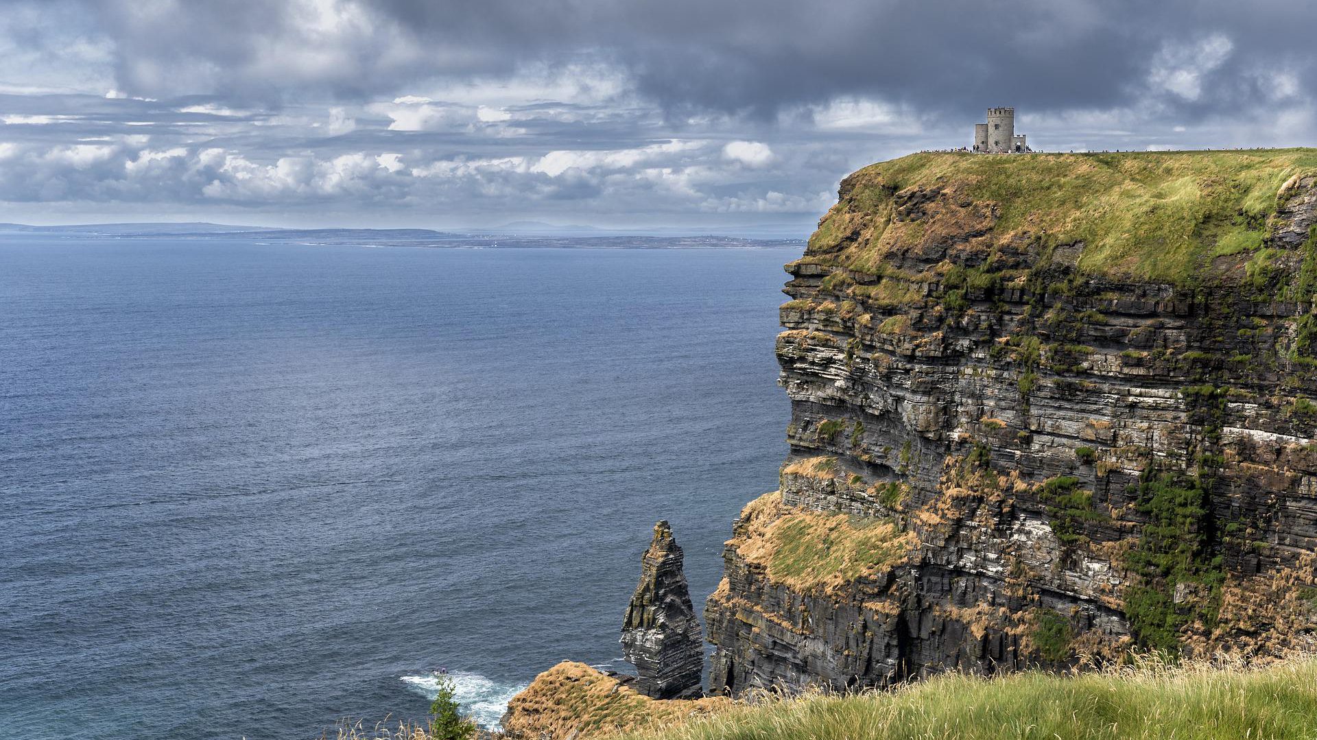 https://pixabay.com/de/photos/irland-cliff-burg-natur-meer-luft-3778867/